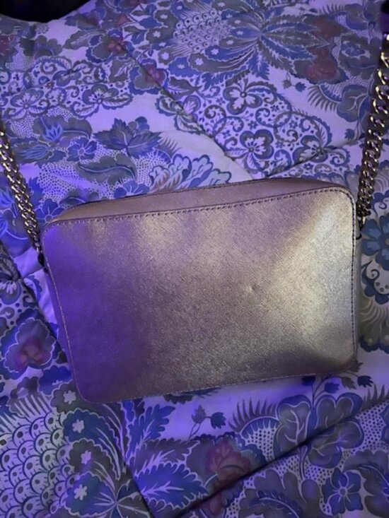 Low Start!!!!Michael Kors Gold Jet Set Crossbody Handbag 9 1/2 x 6 1/2 x 2 - Picture 3 of 5